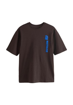 Dunkelbraunes T-Shirt mit kurzen Ärmeln, mit blauem vertikalem "MATISSE"-Schriftzug und einer blauen abstrakten Figurengrafik auf der linken Brust.