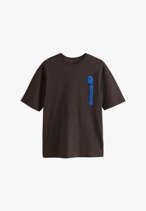 Dunkelbraunes T-Shirt mit kurzen Ärmeln, mit blauem vertikalem "MATISSE"-Schriftzug und einer blauen abstrakten Figurengrafik auf der linken Brust.