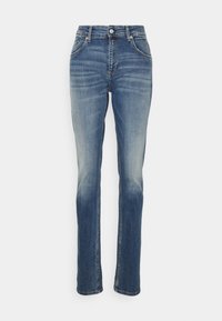 Jeans de pierna recta azul oscuro con un acabado desgastado, diseño de cinco bolsillos y un cierre de botón metálico en la cintura.