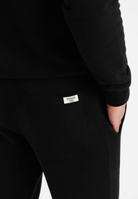 Ombre KANGAROO SET - Chándal - black