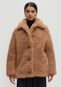 Brauner, flauschiger Teddy-Mantel mit weitem Kragen, Button-Front und strukturiertem Stoff. Übergrößen-Fit mit hängenden Schultern und langen Ärmeln.