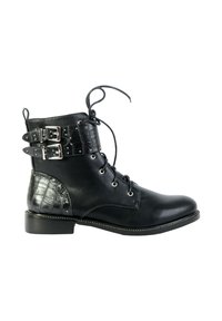 Botín negro de cuero hasta el tobillo con cordones, dos hebillas plateadas, detalles con textura de cocodrilo y tacón bajo sobre un fondo blanco.