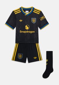 Maglia da calcio nera a maniche corte con accenti gialli, caratterizzata da una maglietta con motivo, pantaloni corti coordinati con loghi e calze nere con dettagli gialli.