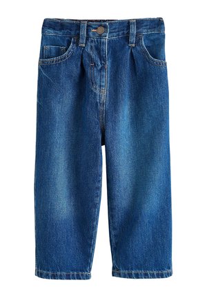 Modré denimové rifle pre batoľatá s plisami, prednými vreckami, pútkami na opasok a zapínaním na gombík, zobrazené na bielom pozadí.