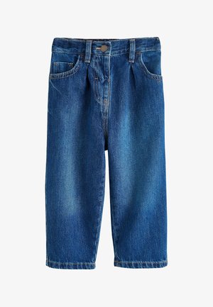 Vaqueros de mezclilla azul para niños pequeños con pliegues, bolsillos delanteros, trabillas para cinturón y cierre de botón, mostrados sobre un fondo blanco.