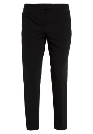Sorte tapered bukser laget av et glatt stoff, med flat front, sidelommer og en ren silhuett. Ingen synlige lukkinger.