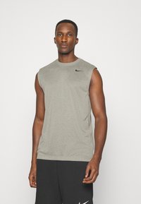 Nike Performance TEE RESET - Top - tumbled grey/silver heather/black