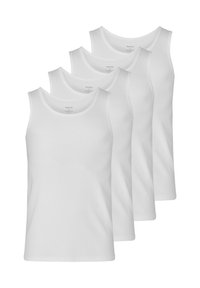 Fire hvide bomulds tanktoppe arrangeret i en række, med scoop neckline og ærmeløs design samt en glat, let tekstur.