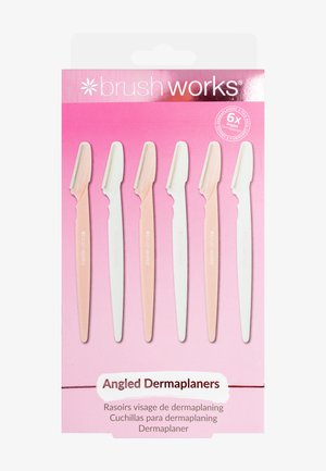 Six dermaplaners angulaires en couleurs rose et blanche, présentant un design élancé avec une prise texturée et une lame courbée et tranchante pour une utilisation précise.