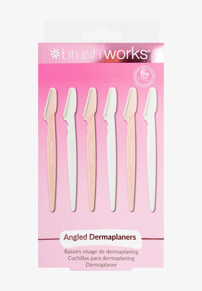 Seks vinklete dermaplanere i rosa og hvite farger, med et slankt design og et teksturert grep samt et skarpt, buet blad for presis bruk.