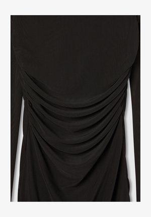 Maglietta nera a manica lunga con tessuto arricciato e testurizzato, con dettagli arricciati orizzontali lungo la parte frontale e i lati.