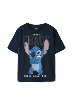 Camiseta azul marino con el personaje de dibujos animados Stitch cruzando los brazos, texto "TOTAL CHAOS" arriba y "EXPERIMENT. 626" debajo del personaje.