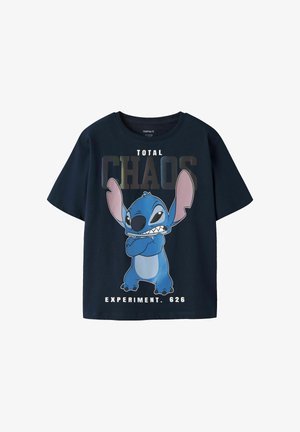 Granatowa koszula z postacią z kreskówki Stitch, który krzyżuje ramiona, napis "TOTAL CHAOS" powyżej oraz "EXPERIMENT. 626" poniżej postaci.