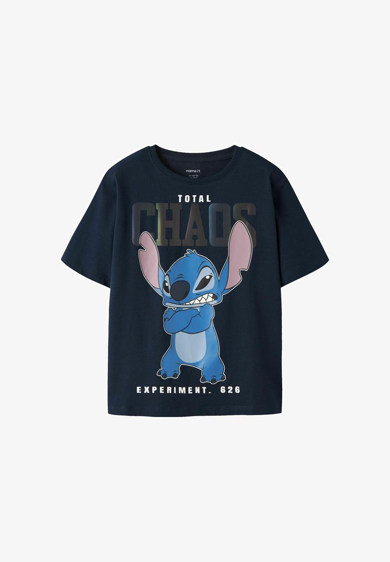 Granatowa koszula z postacią z kreskówki Stitch, który krzyżuje ramiona, napis "TOTAL CHAOS" powyżej oraz "EXPERIMENT. 626" poniżej postaci.