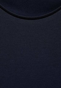 Tessuto di colore blu navy con una trama, caratterizzato da una superficie liscia e un colletto rotondo, progettato per l'uso nell'abbigliamento.
