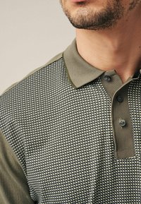 Next GEO PRINT - Pólóing - brown micro