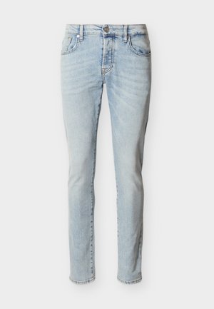 Hellblaue Slim-Fit-Denim-Jeans mit Fronttaschen, Gürtelschlaufen, Knopfverschluss und dezentem verwaschenem Effekt.
