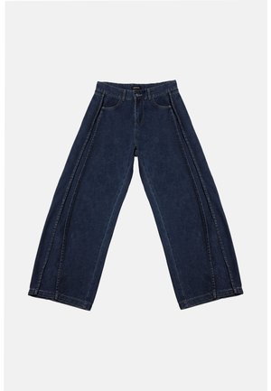 Jeans de mezclilla azul oscuro de pierna ancha con bolsillos delanteros y traseros, trabillas para cinturón y detalles de paneles cosidos a lo largo de las piernas.