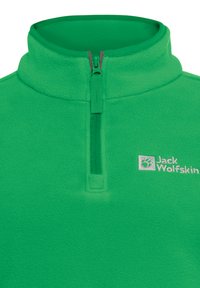 Pullover in pile verde con colletto alto e mezza cerniera. Presenta un logo ricamato in grigio chiaro sul petto sinistro.