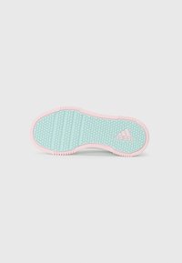 Schuhsohle mit einem mintgrünen Muster aus kleinen Sechsecken; pinker Rand entlang des Rands; enthält "nicht färbend" und das adidas-Logo.