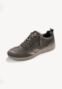 Baskets en daim marron pour femme avec détails imprimé léopard, lacets à l'avant, fermeture éclair latérale et semelle beige rembourrée.