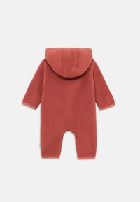 Ensemble une pièce en polaire rouge avec capuche, manches longues et poignets élastiques. Texture douce et design de dos sans couture, adapté aux bébés et aux tout-petits.