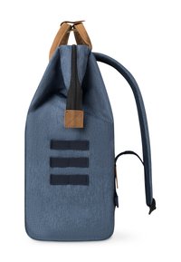 Blauwe stoffen rugzak met een gestructureerd oppervlak, een trekkoord-sluiting, bruine leren accenten en drie horizontale banden aan de voorkant.