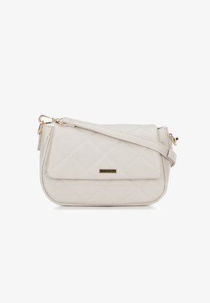 Sac à bandoulière matelassé beige avec quincaillerie dorée, fermeture à rabat et bandoulière réglable, plaque logo métallique de marque sur le devant.