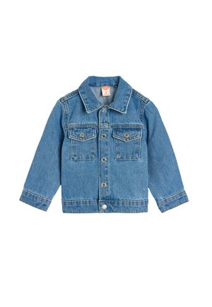 Lys blå denimjakke med krave, to brystlommer, sølvfarvet hardware og syninger. Klassisk design med lange ærmer og knaplukning.