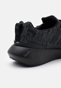 adidas Originals SWIFT RUN 22 UNISEX - Joggesko - core black/grey five/footwear white
