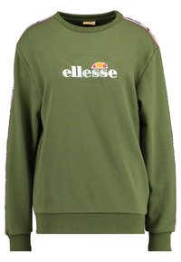 Sudadera verde oliva con cuello y puños acanalados, que presenta el logo blanco de "ellesse" y detalles estampados a lo largo de los hombros.