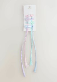 Set de accesorii pentru păr, care include trei agrafe de păr cu vârfuri în formă de inimă, în nuanțe de roz, albastru și violet, și două ciucuri împletiți în culori pastelate.