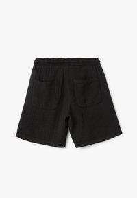 Sorte shorts med tekstureret stof, elastisk talje og to baglommer. Designet inkluderer en afslappet pasform og lige kant.