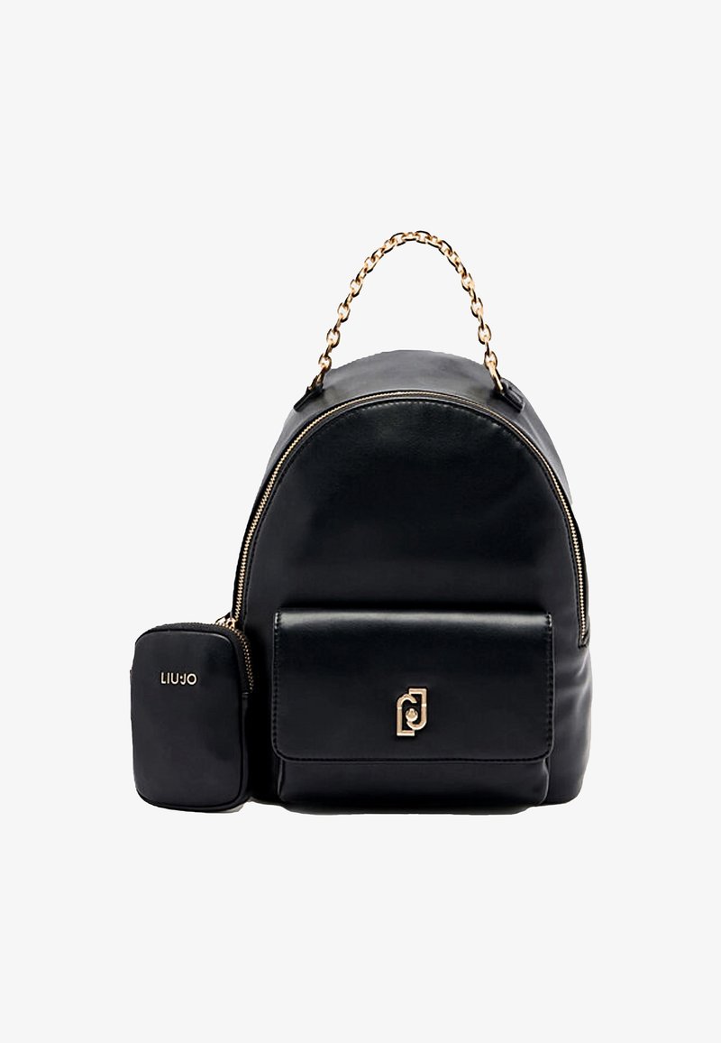 Mochila de cuero negro con forma redondeada, asa de cadena en tono dorado, bolsillo frontal y un estuche pequeño y extraíble. Detalle de logo acentuado.