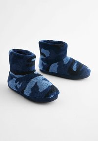 Blå og marineblå camouflage bløde ankel-sandaler med en blød, struktureret overflade og design med rundt tå. Velegnet til indendørs brug.