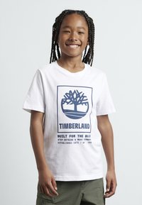 Timberland SHORT SLEEVES - Nyomott mintás póló - blanc