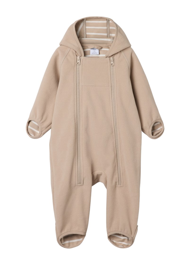 Beige fleece babysuit met een capuchon. Voorzien van ritssluitingen aan de voorkant, lange mouwen en gestreepte voering op de capuchon en manchetten.