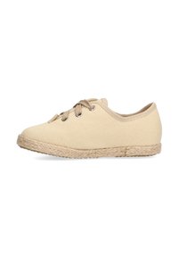 Sneakers de lona beige con punta redonda, diseño de cordones y suela de yute trenzada. Presenta ojales de metal y una superficie de tela texturizada.