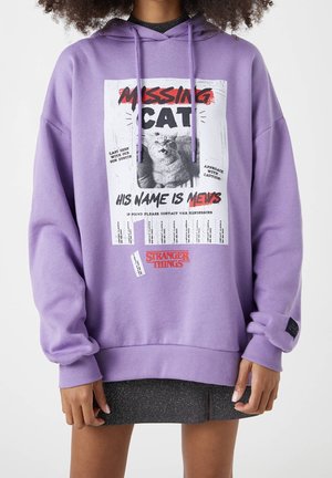 Fioletowa bluza z kapturem z plakatem zaginionego kota przedstawiającym kota o imieniu Meows, wraz z logo Stranger Things i danymi kontaktowymi z przodu.