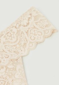 Kanten stof in zachtroze met intrigerende bloemenpatronen en golvende randen. Textuur en delicaat ontwerp dat het detail en het vakmanschap benadrukt.