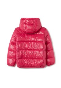 Doudoune fuchsia avec capuche, design matelassé, finition brillante et poignets élastiques. La vue arrière montre des coutures horizontales.