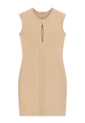 Vestido beige ajustado sin mangas con escote redondo, abertura frontal central, costuras horizontales y cierre de cremallera en la espalda.