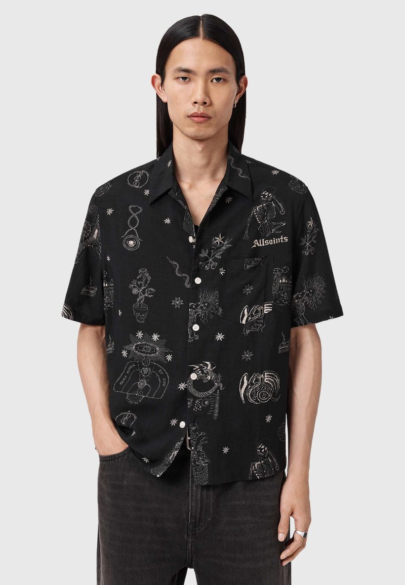 Μαύρο πουκάμισο με κ οντά μανίκια, διακοσμημένο με λευκά γραφικά σχέδια, συμπεριλαμβανομένων διαφόρων συμβόλων και εικονογραφήσεων, με άνετη εφαρμογή και κλείσιμο με κουμπιά.