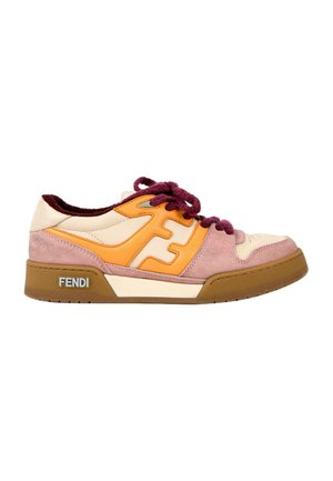 Niskie sneakersy z beżowymi, pomarańczowymi i różowymi panelami z zamszu, bordowymi sznurowadłami, brązową podeszwą oraz logo Fendi po boku.