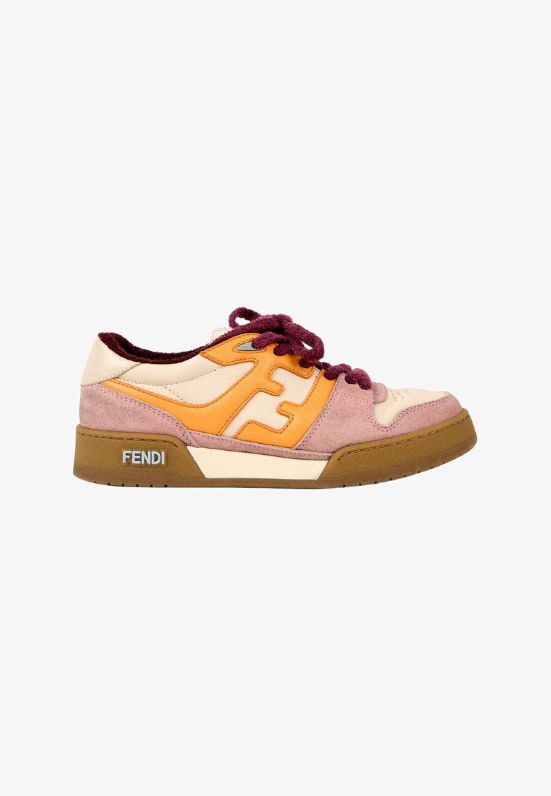 Baskets basses avec panneaux en daim beige, orange et rose, lacets bordeaux, semelle marron et logo Fendi sur le côté.