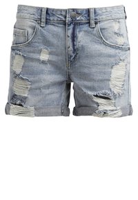 Shorts de mezclilla azul claro con áreas desgastadas y dobladillos deshilachados, con cierre de botón en el frente y diseño de cinco bolsillos.