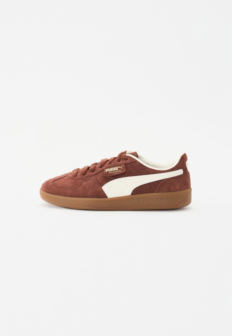 Sneaker in suede marrone scuro con dettagli in pelle bianca, punta rotonda, design con lace-up e suola in gomma beige. Logo del brand sul lato e sulla linguetta.