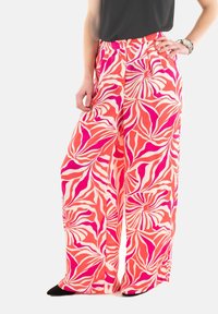 Pantalones de pierna ancha con un vibrante patrón en tonos de rosa y coral, fabricados en un tejido suave con un ligero brillo. Cintura elástica.