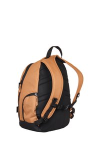 Rugzak met een bruine canvas body en zwarte gaasaccenten. Bevat verstelbare banden, ritszakken en stevige hardware.