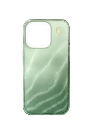 Groene doorzichtige telefoonhoes met shimmer-effect en grote vierkante uitsparing voor de camera, gemarkeerd met gouden tekst "Ideal of Sweden".